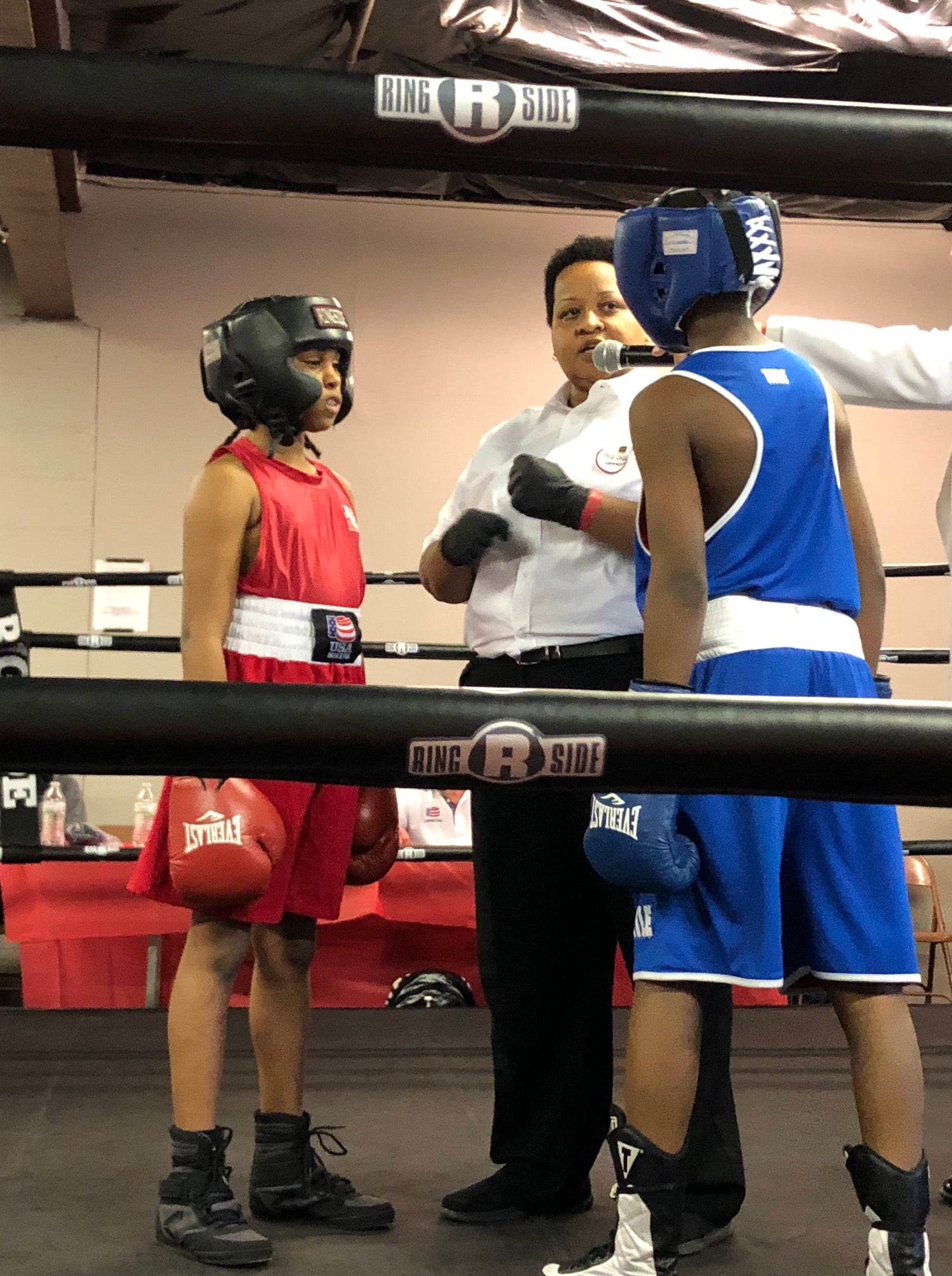 GJWB ambassador Lee Smith in the ring with two female boxers 